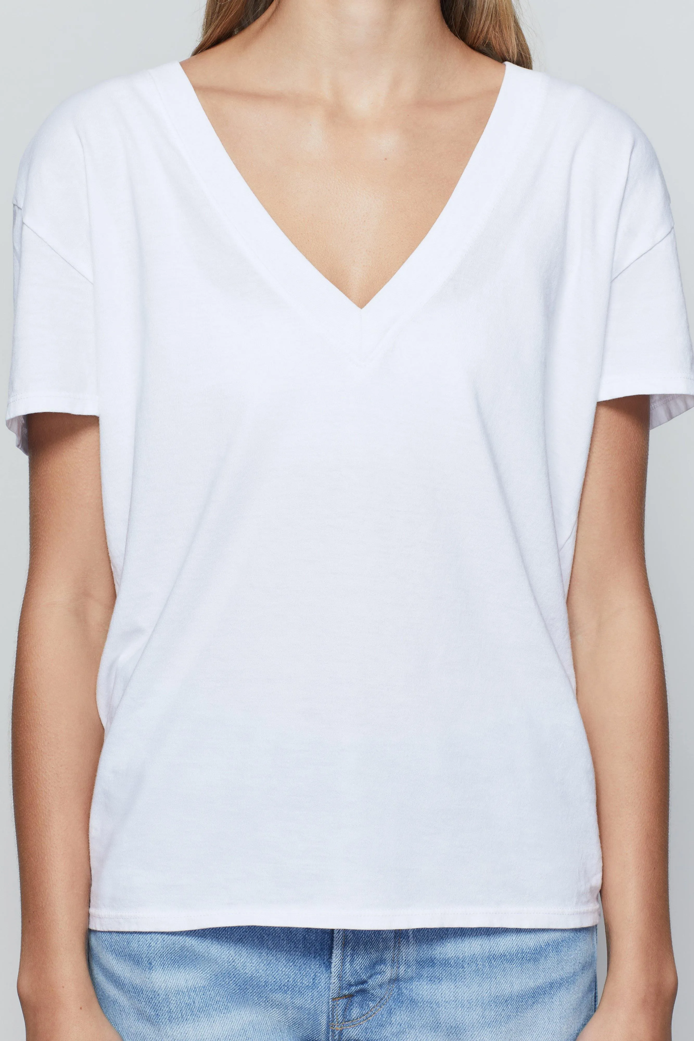 JERSEY V-NECK TEE | WHITE001